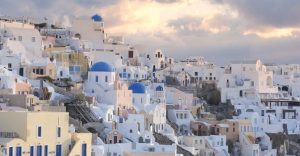 kleurrijk Grieks dorpje zeilvakantie Griekenland
