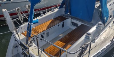 Zeilboot Winner 950 huren. Zitkuip met nieuw teakhout