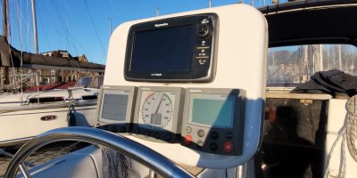 Zeiljacht Bavaria 35 IJsselmeer 3 hutten huren Apparatuur Stuurstand