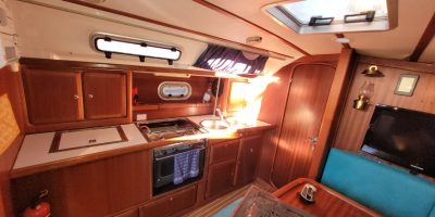 Zeiljacht Bavaria 35 IJsselmeer 3 hutten huren Keuken