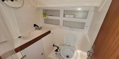 Zeiljacht Bavaria 35 IJsselmeer 3 hutten huren Toilet