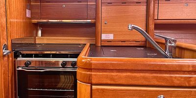 Zeilboot-Bavaria-31-IJsselmeer-huren-Keuken-concentrate