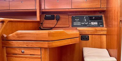 Zeilboot-Bavaria-31-IJsselmeer-huren-Navigatiehoek-concentrate