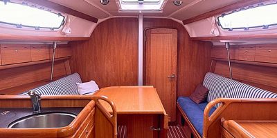 Zeilboot-Bavaria-31-IJsselmeer-huren-Salon-concentrate