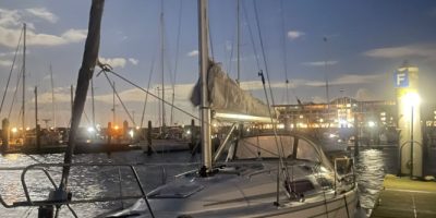 Zeilboot Bavaria 31 by night