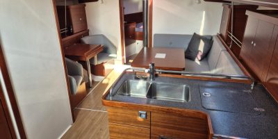Zeiljacht Hanse 400 huren IJsselmeer Interieur Salon