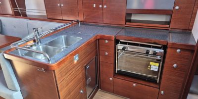 Zeiljacht Hanse 400 huren IJsselmeer Keuken Combuis