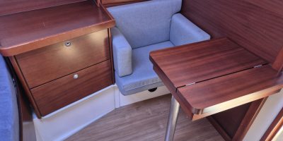 Zeiljacht Hanse 400 huren IJsselmeer Master Cabin zithoek