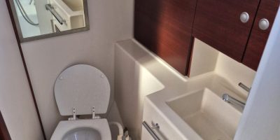 Zeiljacht Hanse 400 huren IJsselmeer Natte Cel toilet met wastafel