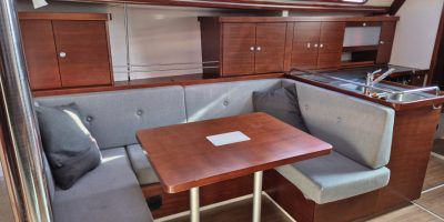 Zeiljacht Hanse 400 huren IJsselmeer Zithoek salon