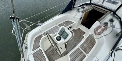 Zeilboot Bavaria 34 huren cockpit kuip