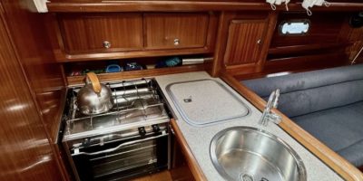 Zeilboot Bavaria 34 huren keuken combuis